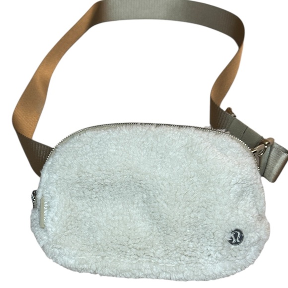 Lululemon Cream Sherpa Belt Bag NWOT - Picture 1 of 6